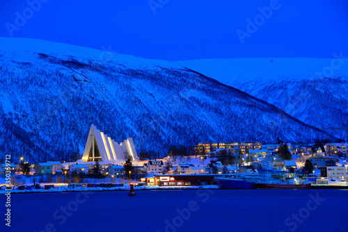Vista nocturna de la ciudad de Tromso Noruega, en invierno, fotografía hora azul