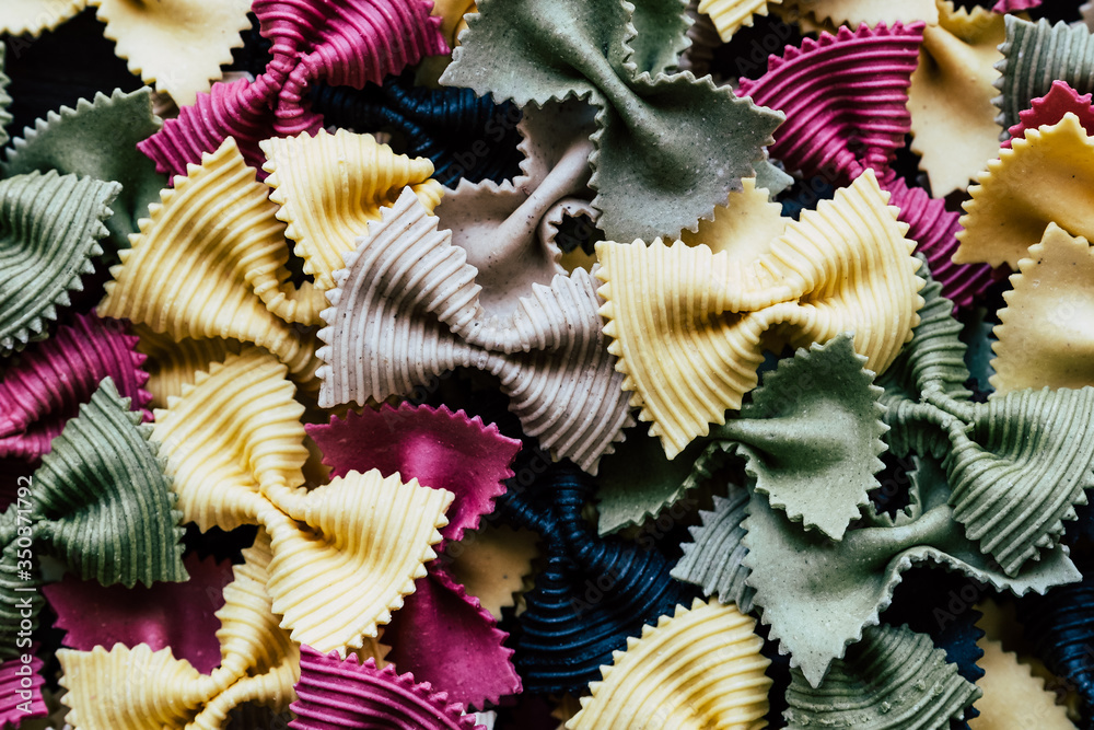 Pâtes farfalles colorées - Arrière plan ingrédients alimentation Pâtes farfalles colorées - Arrière plan ingrédients alimentation