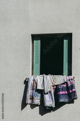 Linge suspendu à une fenêtre en train de sécher © PicsArt