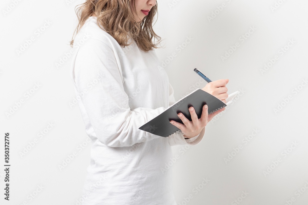 メモをとる若い女性 メモをとる若い女性