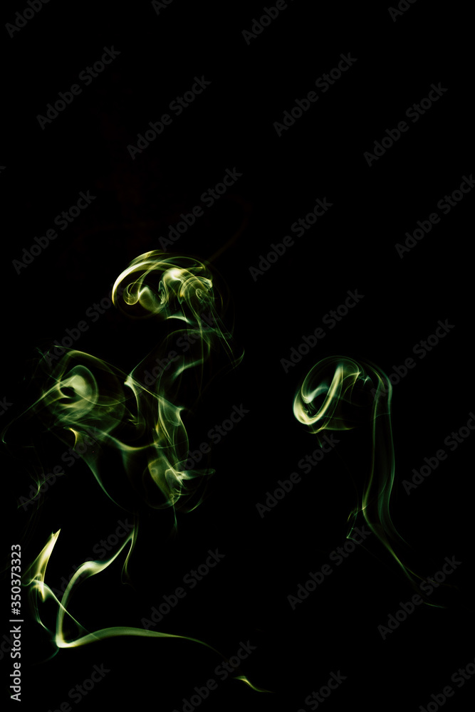Fond texture abstrait fumée colorée verte sur fond noir Fond texture abstrait fumée colorée verte sur fond noir
