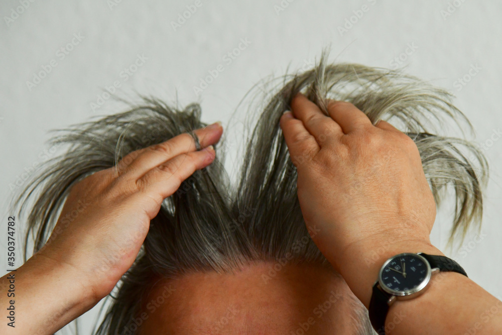 Naklejka premium Friseur, ich brauche dringend einen Haarschnitt. 