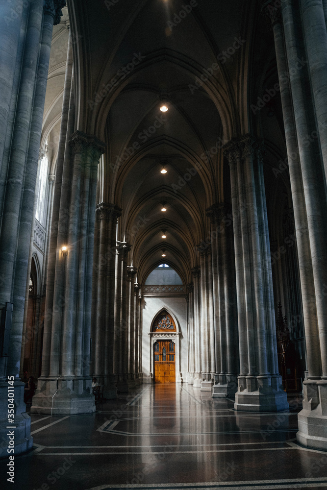 Iglesia  por dentro, Catedral de la plata en argentina, religión, pasillo 