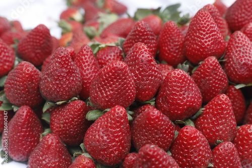 Fresas rojas orgánicas son expuestas en un mercado de Lima