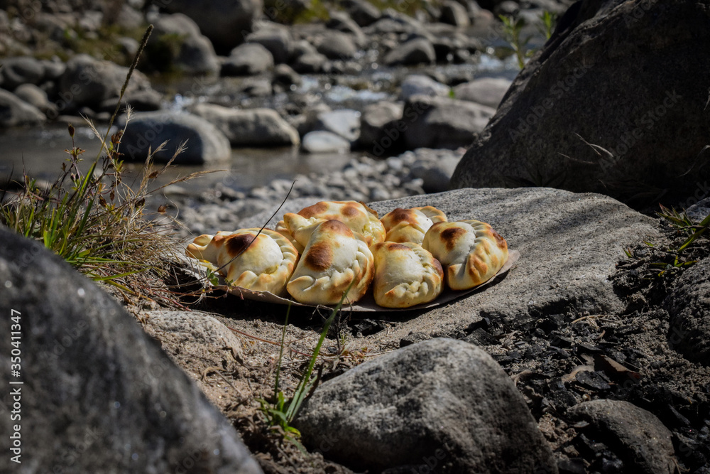 Obraz premium Una comida tradicional, bien argentino, bien de tucumán. las empanadas, picantes y sabrosas. con sus formas y bien jugosas.