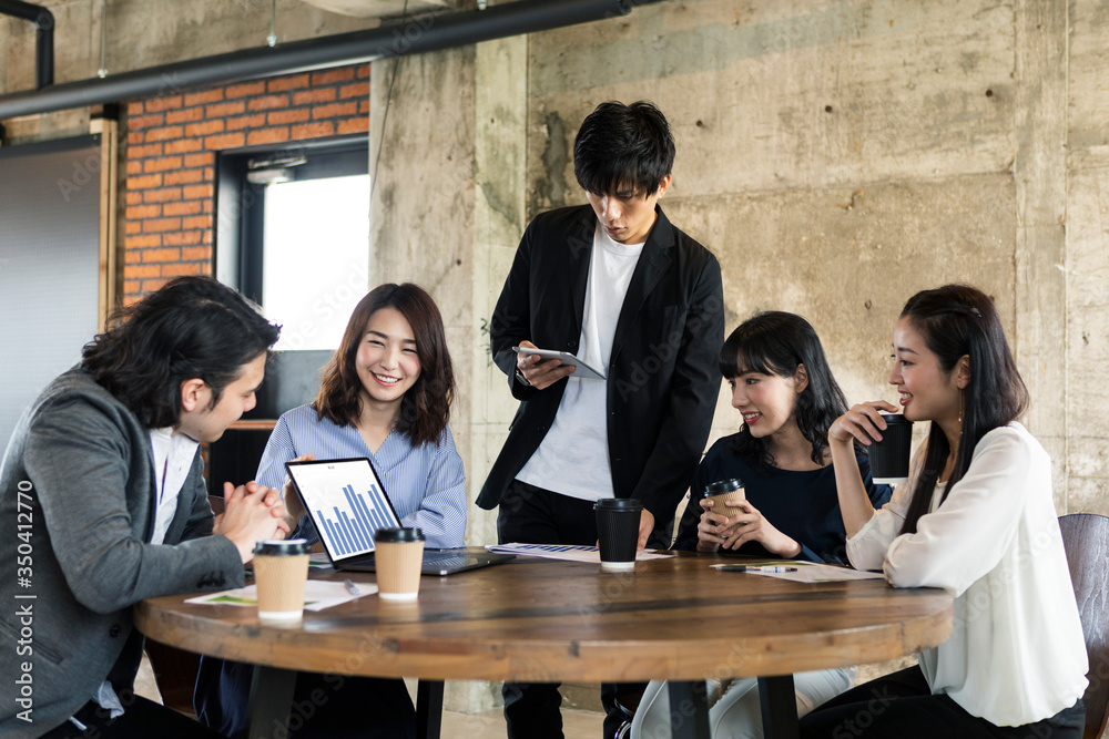 屋内 日本 日本人 アジア人 人物 5人 若い 若者 女性 女の人 男性 男の人 大人 成人 代 30代 ライフスタイル ビジネスマン ビジネスウーマン ビジネス 仕事 打ち合わせ 会議 ミーティング オフィス 会社 会議室 オフィスカジュアル スーツ ジャケット 座る コピー