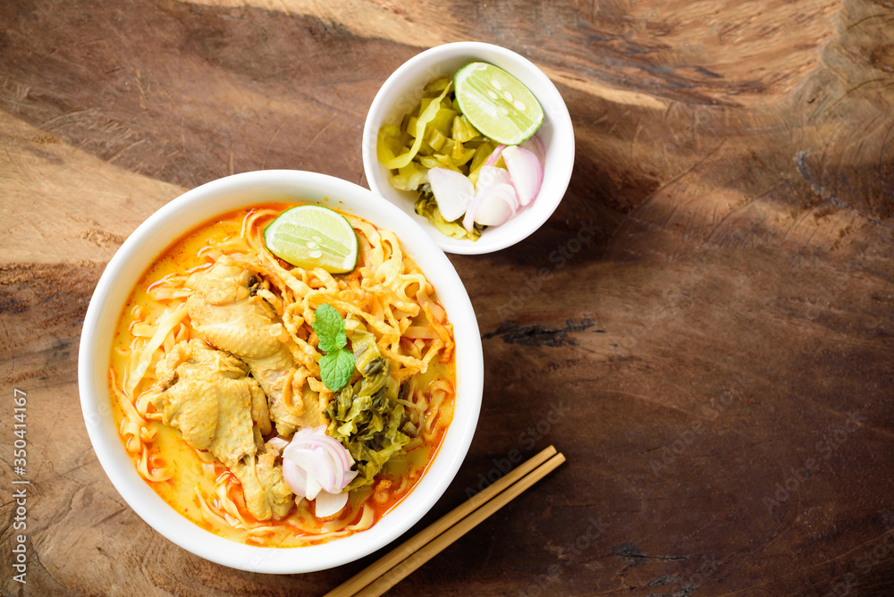 Φωτογραφία Northern Thai food (Khao Soi), spicy curry noodles soup with coconut milk and ch