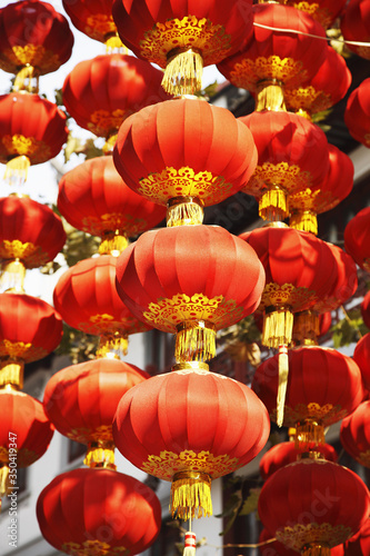 Strings of red lanterns © ImageHit