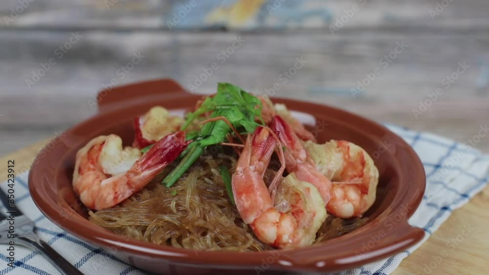 Baked Vermicelli with Shrimps : Thai Chinese Style Food in a plate on wooden table , Noodle bake with shrimp , Casseroled prawns with vermicelli in brown plate , glass noodle bake with shrimp Baked Vermicelli with Shrimps : Thai Chinese Style Food in a plate on wooden table , Noodle bake with shrimp , Casseroled prawns with vermicelli in brown plate , glass noodle bake with shrimp