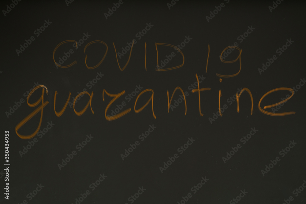 Obraz premium The inscription on the mirror - quarantine an inscription COVID-19 on background