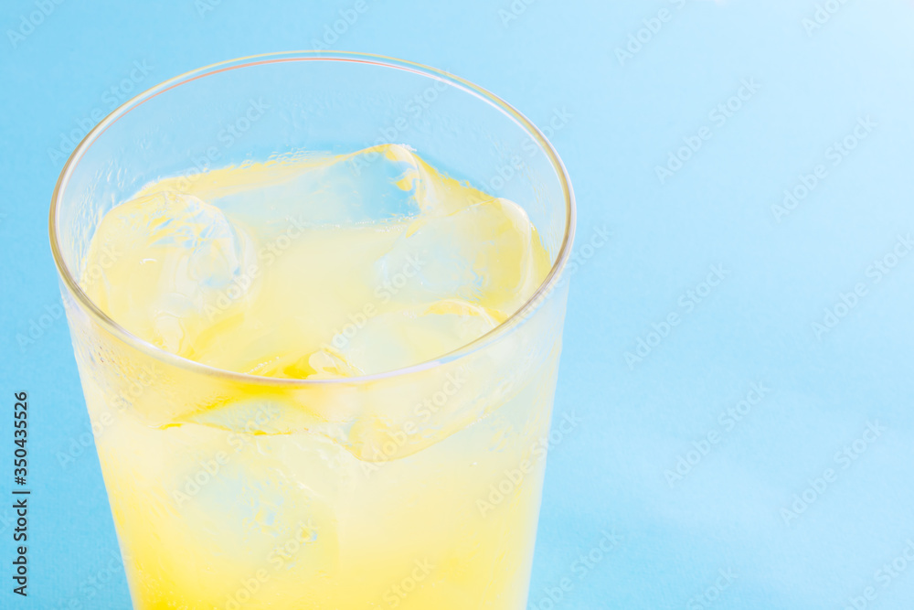 氷とジュースが入ったグラス 氷とジュースが入ったグラス