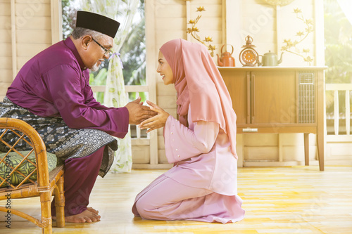 Fotografie Traditional act of respect in Muslim family on Eid al-Fitr