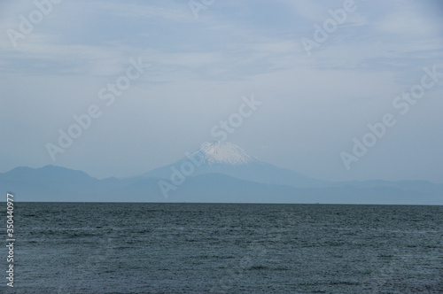 城ヶ島から見る残雪の富士山