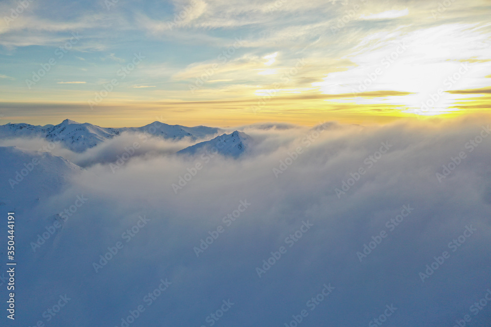 Picos de montañas entre nubes amanecer de nubes bajas Picos de montañas entre nubes amanecer de nubes bajas