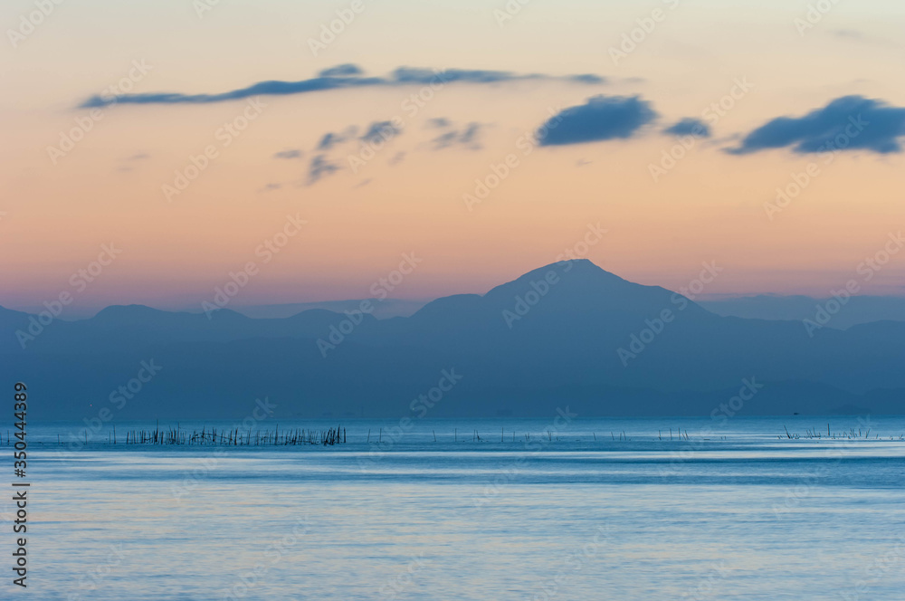 Fototapeta premium 琵琶湖の浜から見た対岸の山