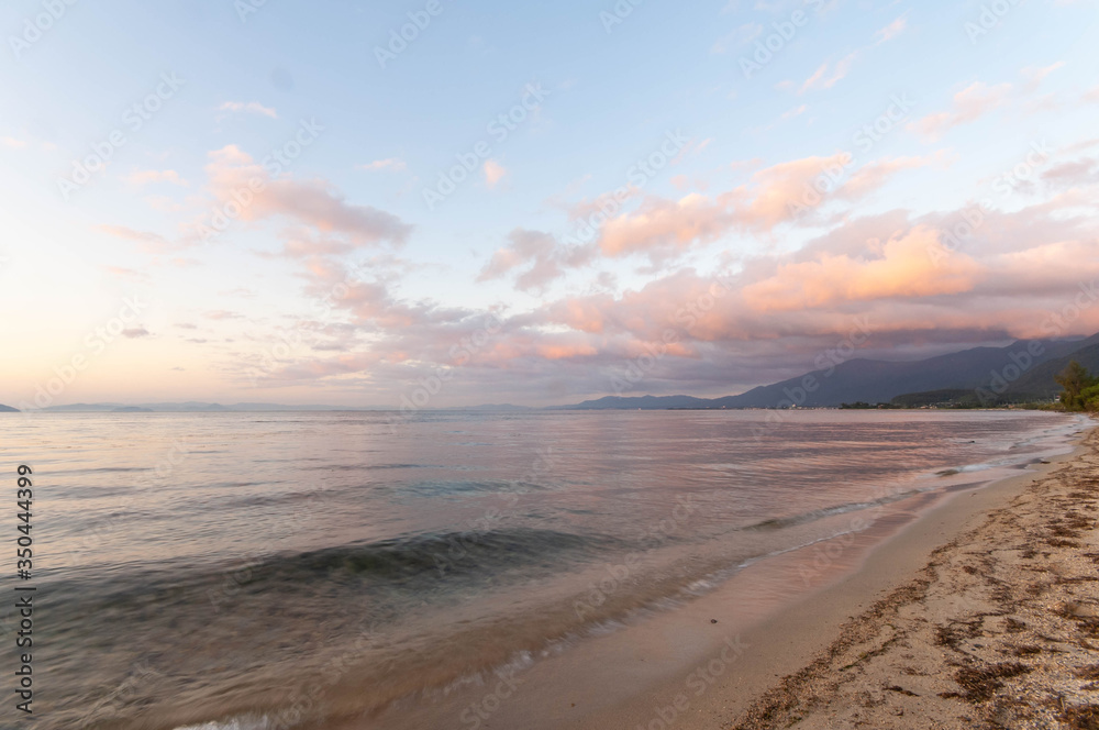 朝焼けが美しい琵琶湖の砂浜