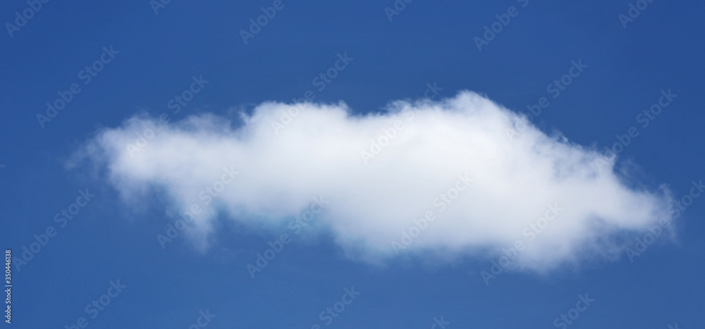 Obraz premium long white fluffy cloud in blue sky