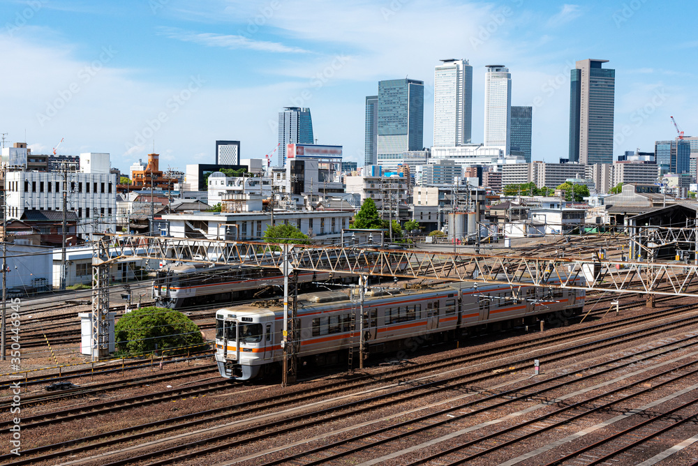 Obraz premium 黄金跨線橋からの鉄道と名駅ビル群