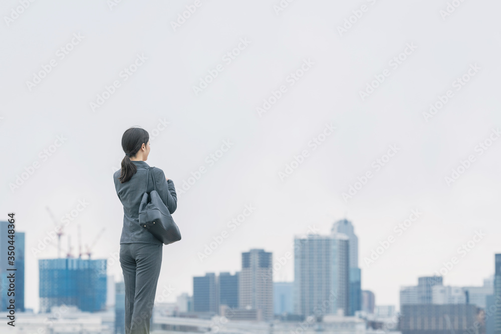 都市を眺める女性 都市を眺める女性