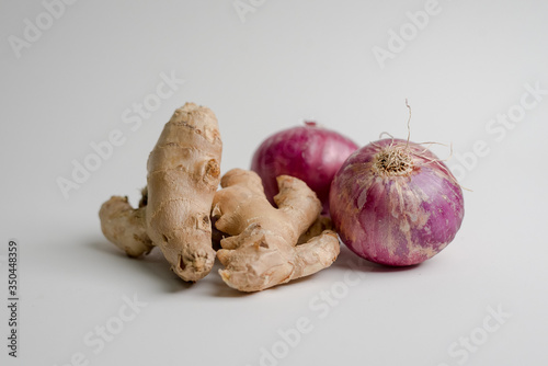 TWO PERUVIAN RED ONIONS AND GINGER TO FIGHT EL COVID