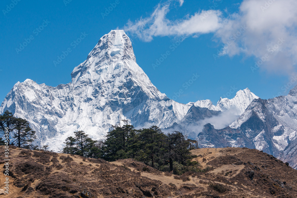 Ama Dablam mountain peak, the most famous peak in Everest base camp trekking, Himalaya mountains range Nepal