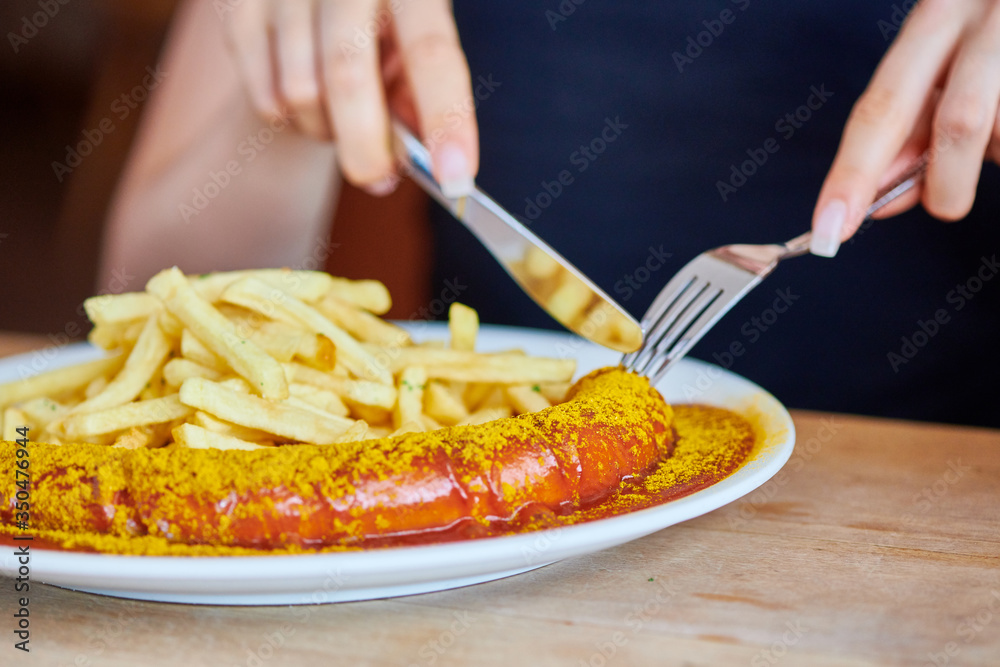 Deutsche Bratwurst Curry Wurst mit Pommes und Curry Soße Deutsche Bratwurst Curry Wurst mit Pommes und Curry Soße