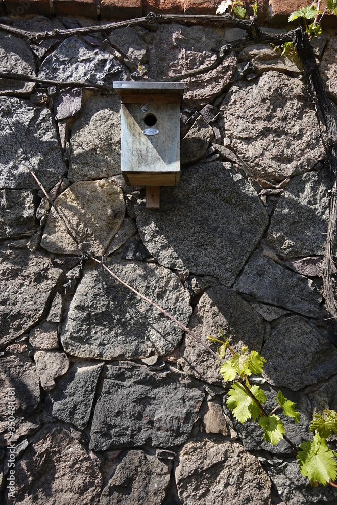 Nistkasten an Feldsteinmauer