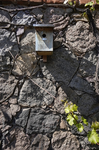 Obraz na płótnie Nistkasten an Feldsteinmauer w salonie