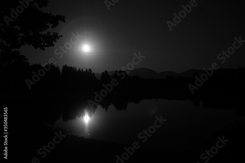 Moon in the Lake at Night/ Mond im See in der Nacht