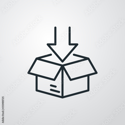 Símbolo entrega de pedido de compra. Icono plano lineal caja de cartón con flecha hacia abajo en fondo gris