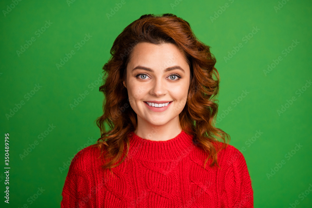 Obraz premium Portrait of lovely attractive woman look good enjoy fall winter holiday free time wear stylish pullover isolated over vibrant color background