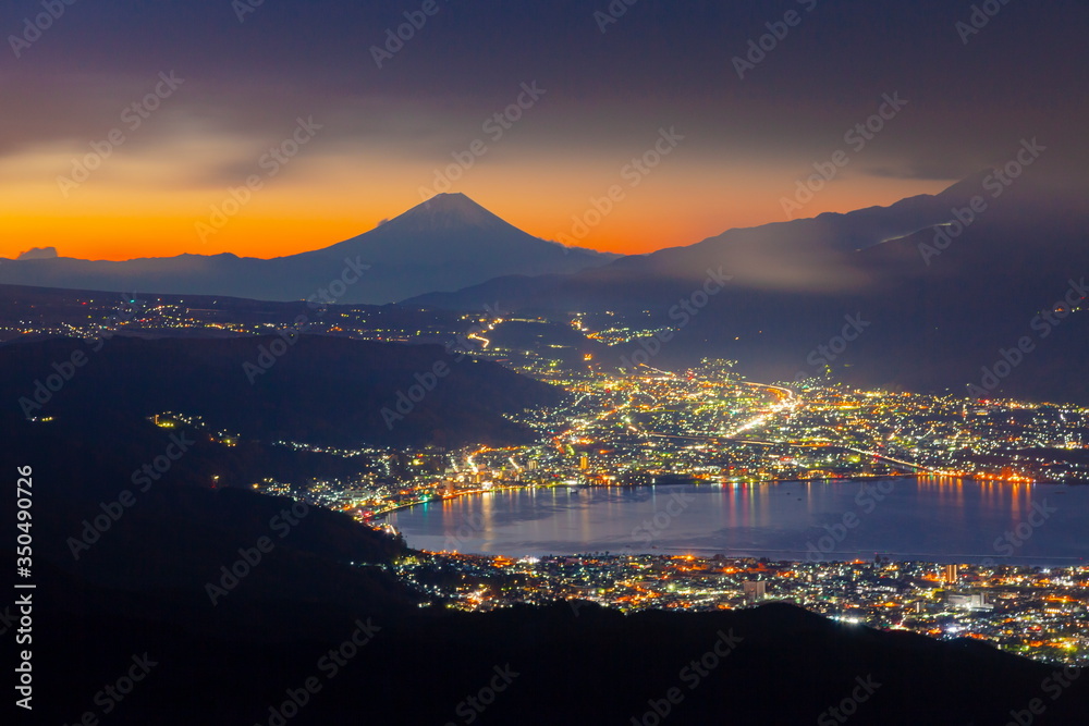 夜明けの富士山と諏訪湖、長野県岡谷市高ボッチ高原にて