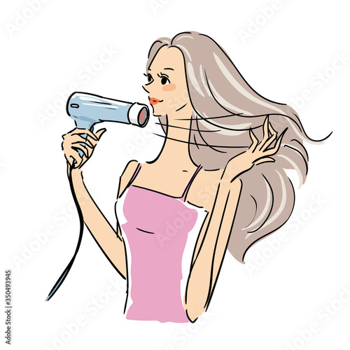 髪を乾かすスレンダーな女性