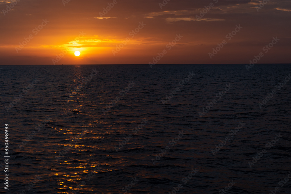Obraz premium sunset over the sea