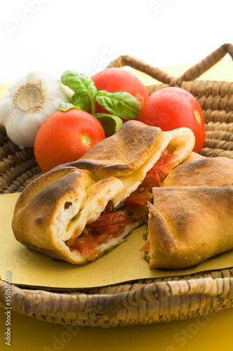 Calzone con pomodoro aglio e basilico