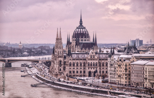 Fototapeta Naklejka Na Ścianę i Meble -  Vista panoramica Parlamento Budapest