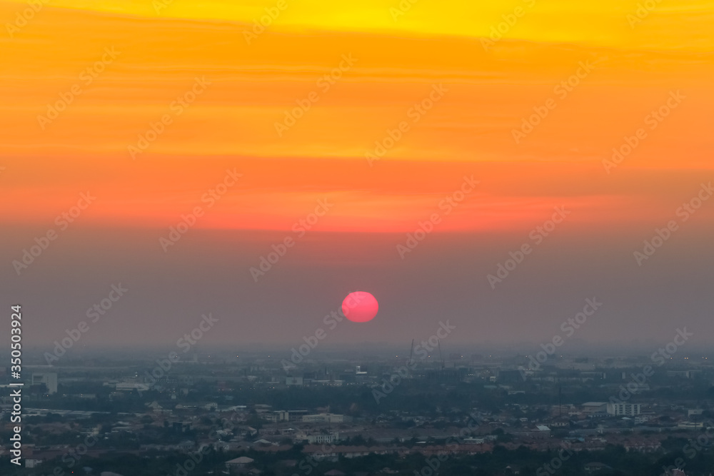 Obraz premium Sunrise sunset in the city with selective focus on the sun