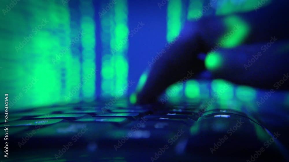 Matrix Effekt mit Hände die auf Computer Tastatur tippen