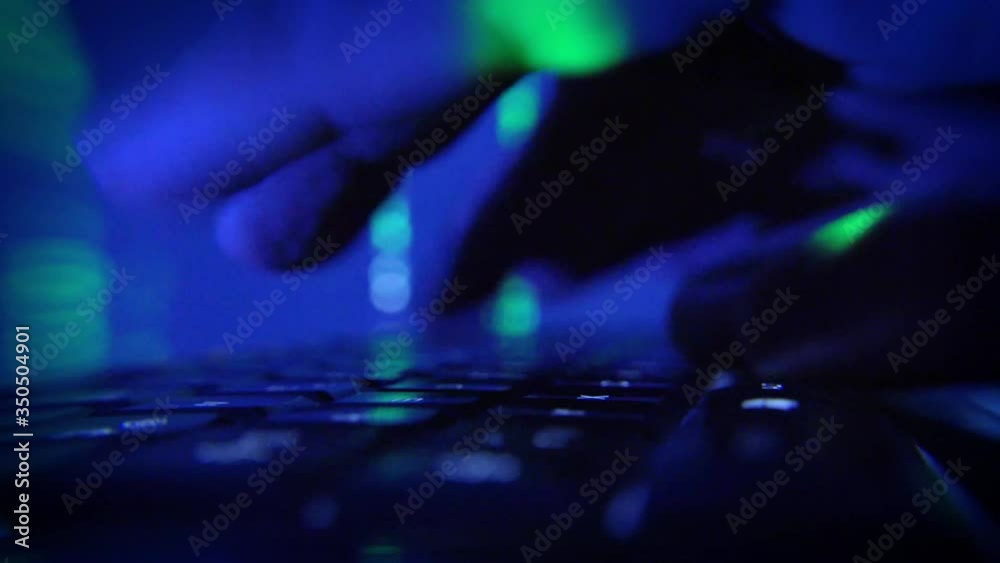 Matrix Effekt mit Hände die auf Computer Tastatur tippen Matrix Effekt mit Hände die auf Computer Tastatur tippen