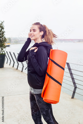 Sporty fit young woman in s...