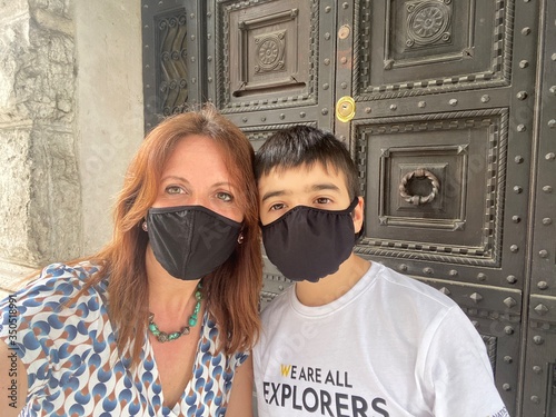 Mamma e figlio in tempo di coronavirus