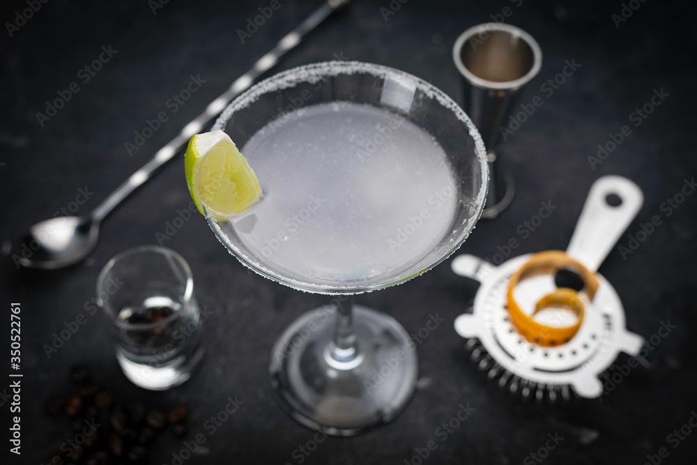 Fototapeta premium alcoholic cocktails on black background