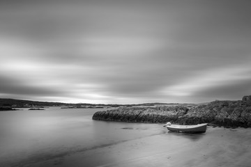 Tuinposter Zwart wit Bootje aan kust met ND-filter  © SearchingForSatori