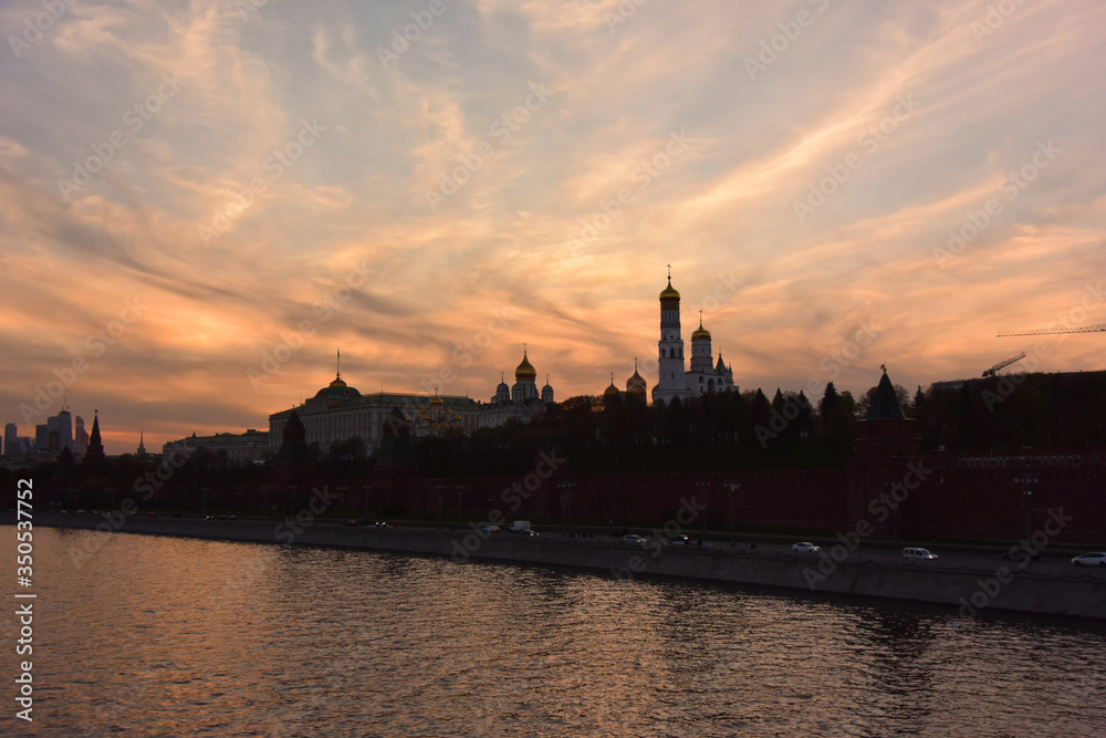 夕暮れ時のクレムリン。モスクワ、ロシア。the wall of Kremlin in sun set time, Moscow, Russia.