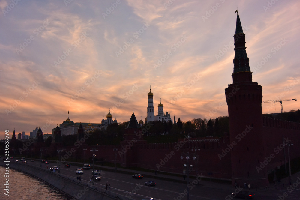 夕暮れ時のクレムリン。モスクワ、ロシア。the wall of Kremlin in sun set time, Moscow, Russia.
