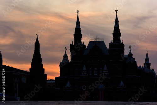 夕暮れ時の赤の広場。国立歴史博物館、モスクワ、ロシア。State Historical Museum on Red Square in Moscow, Russia in sun set time