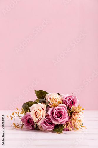 Fototapeta Naklejka Na Ścianę i Meble -  Lovely bouquet of roses copy space
