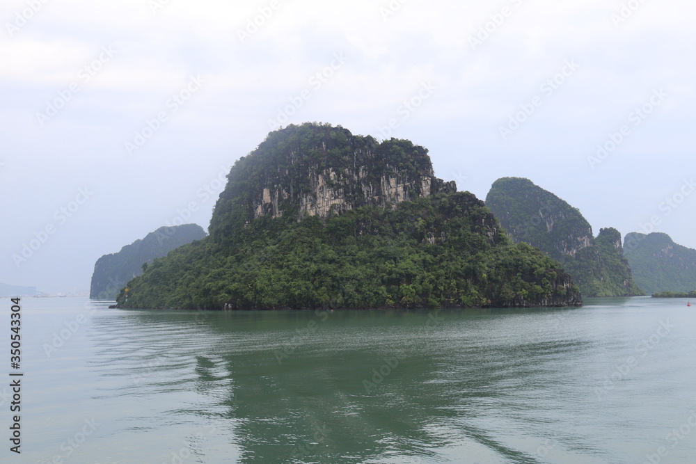 Montagnes karstiques sur la baie d'Halong, Vietnam