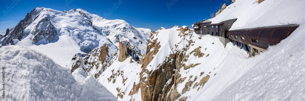 Fototapeta Winter panoramic view on Mont Blanc Massif, Cosmiques Ridge and Aiguille du Midi. Chamonix, Haute-Savoie, French Alps, France