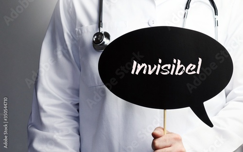 Invisibel. Arzt mit Stethoskop hält Sprechblase in Hand. Text steht im Schild. Gesundheitswesen, Medizin photo